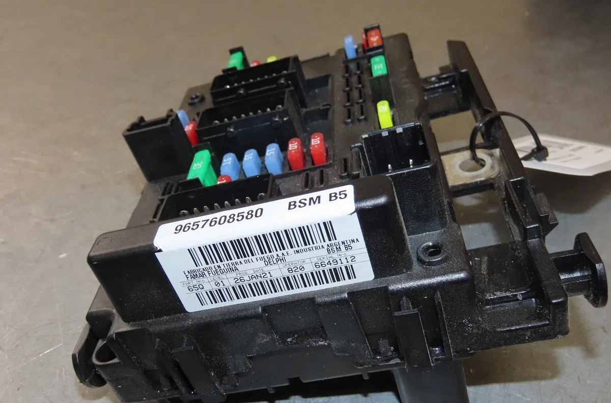 Bsm (boitier servitude moteur) Peugeot 307 CC (3B) 2.0 hdi 135 (2005-2009) occasion — photo 3