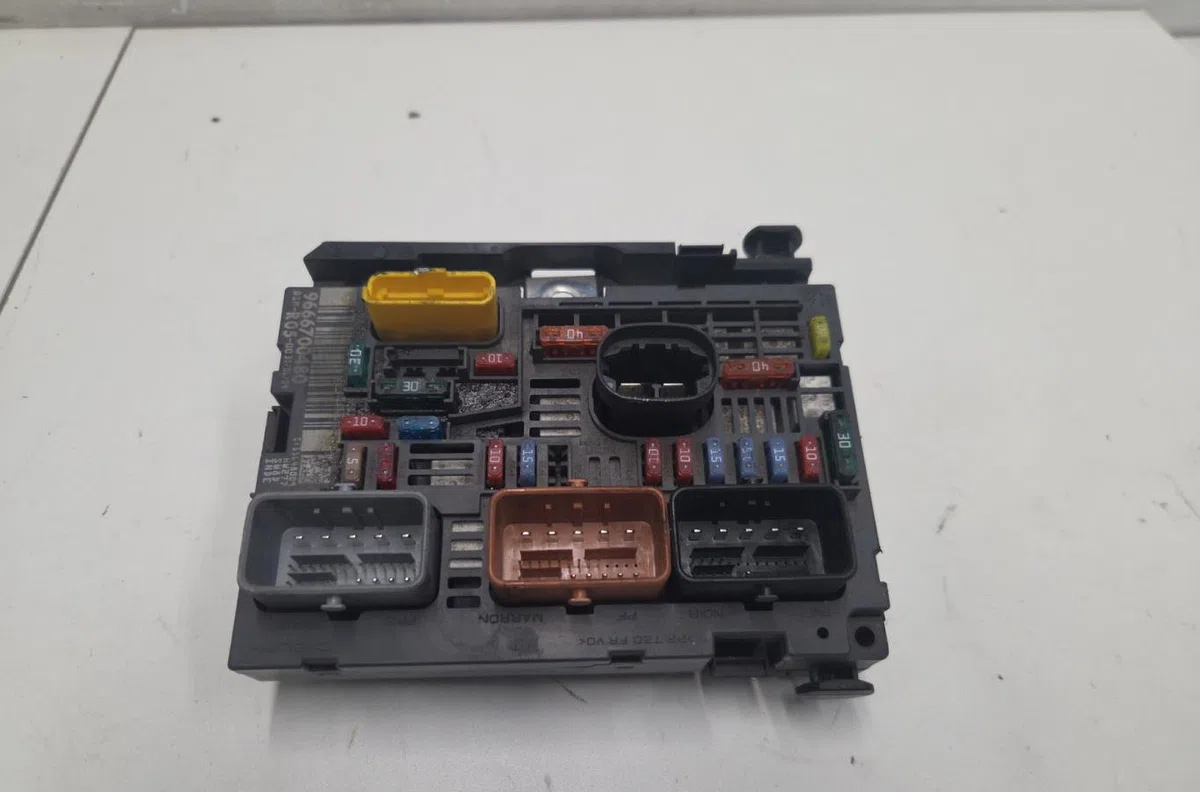 Bsm (boitier servitude moteur) PEUGEOT 308 1 PHASE 1 occasion — photo 2