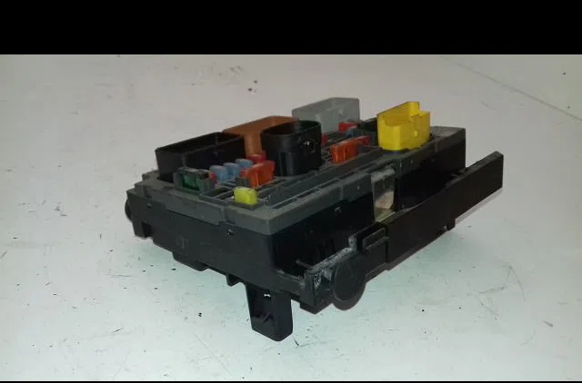 Bsm (boitier servitude moteur) Peugeot 308 I (4A_, 4C_) 1.6 hdi (2007-2014) 5 portes occasion — photo 3