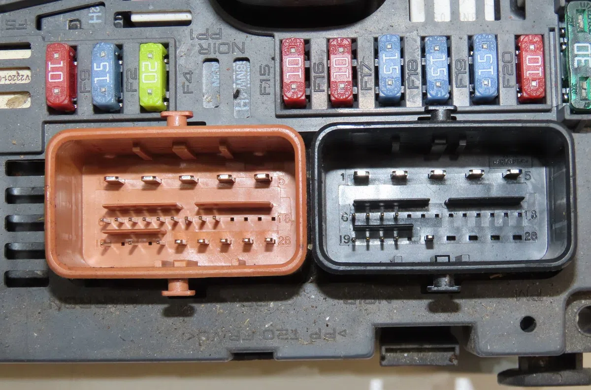 Bsm (boitier servitude moteur) Peugeot 407 (6D_) 1.6 hdi 110 (6d9hzc, 6d9hyc) (2004-2010) occasion — photo 4