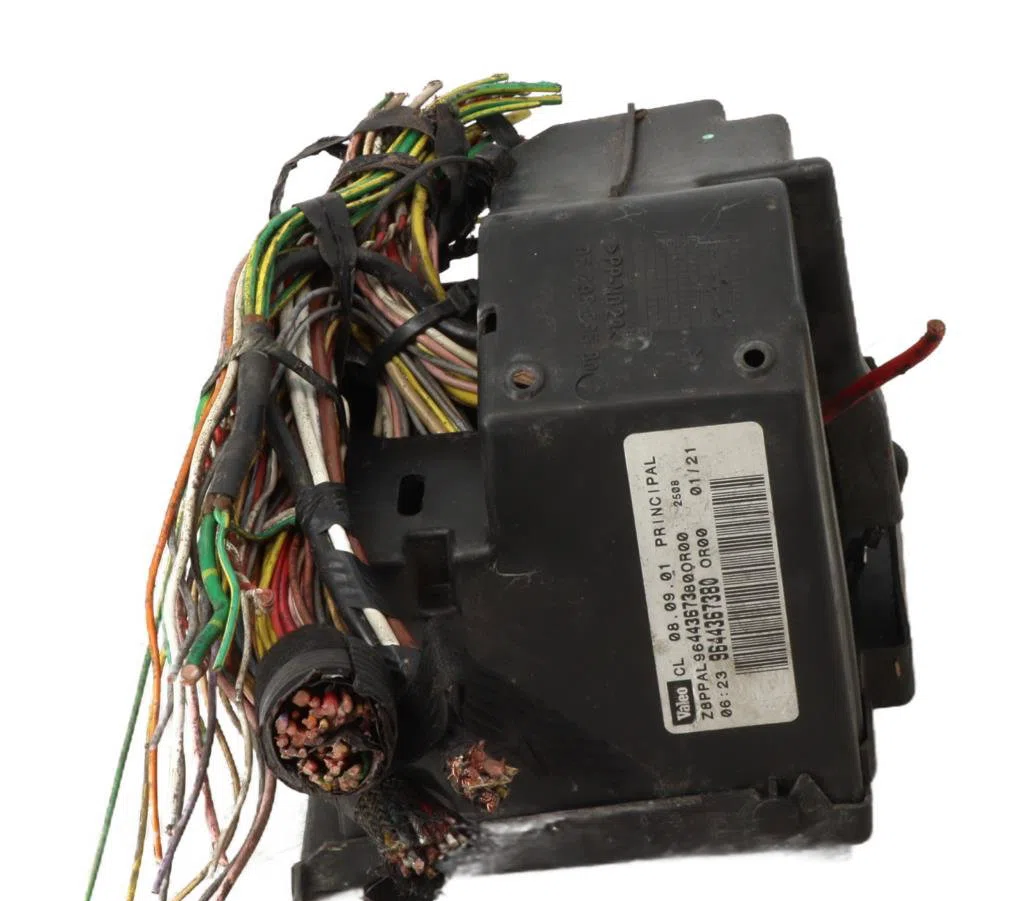 Bsm (boitier servitude moteur) Peugeot 607 (9D, 9U) 3.0 v6 24v (2000-2004) occasion — photo 4