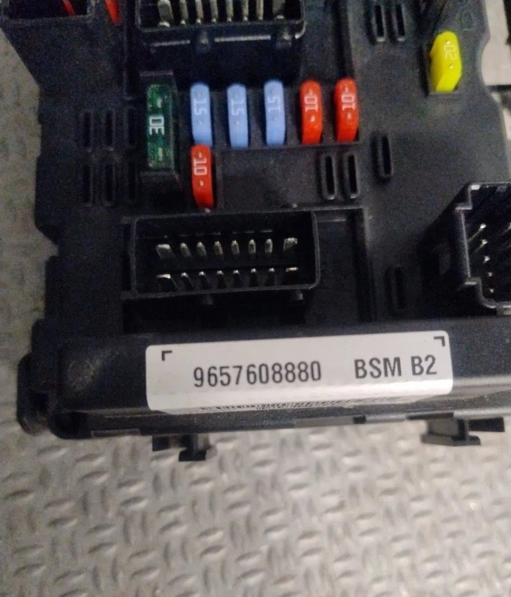 Bsm (boitier servitude moteur) PEUGEOT PARTNER 1 PHASE 2 occasion — photo 4