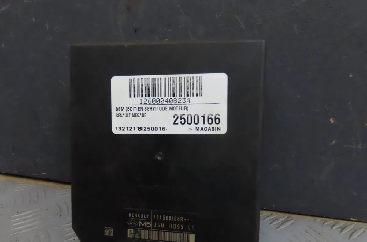 Bsm (boitier servitude moteur) Renault MEGANE III 3-5 portes (BZ0-1_, B3_) 1.5 dci (bz0c) (2008-2015) 5 portes occasion — photo 3