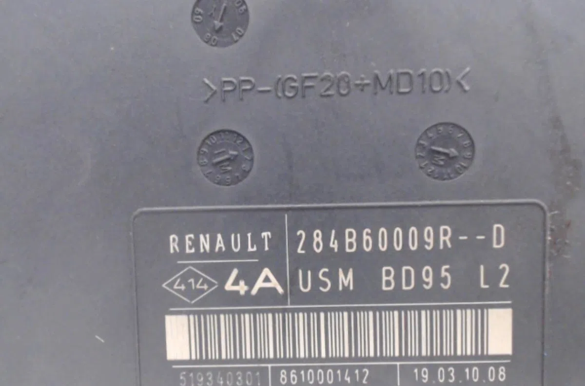 Bsm (boitier servitude moteur) Renault MEGANE III 3-5 portes (BZ0-1_, B3_) 1.9 dci (bz0n, bz0j) (2008) occasion — photo 2