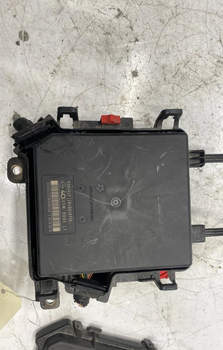 Bsm (boitier servitude moteur) Renault MEGANE III Coupé (DZ0-1_) 1.5 dci (dz09, dz0d, dz1f, dz1g, dz14, dz29) (2009-2015) 3 portes occasion — photo 4