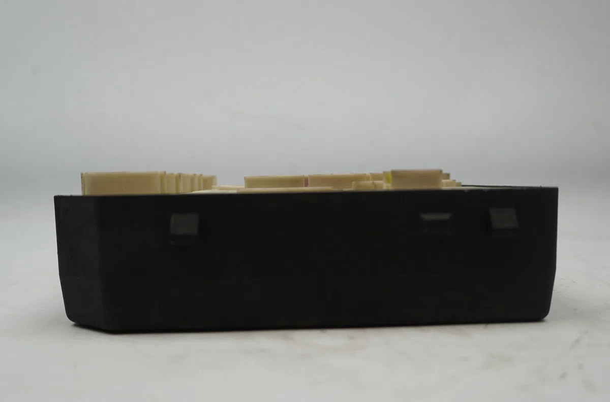 Bsm (boitier servitude moteur) Renault MEGANE III Grandtour (KZ0-1) 1.5 dci (kz09, kz0d, kz1g, kz29, kz14, kz1w, kz10, kz1f,... (2009) 5 portes occasion — photo 3