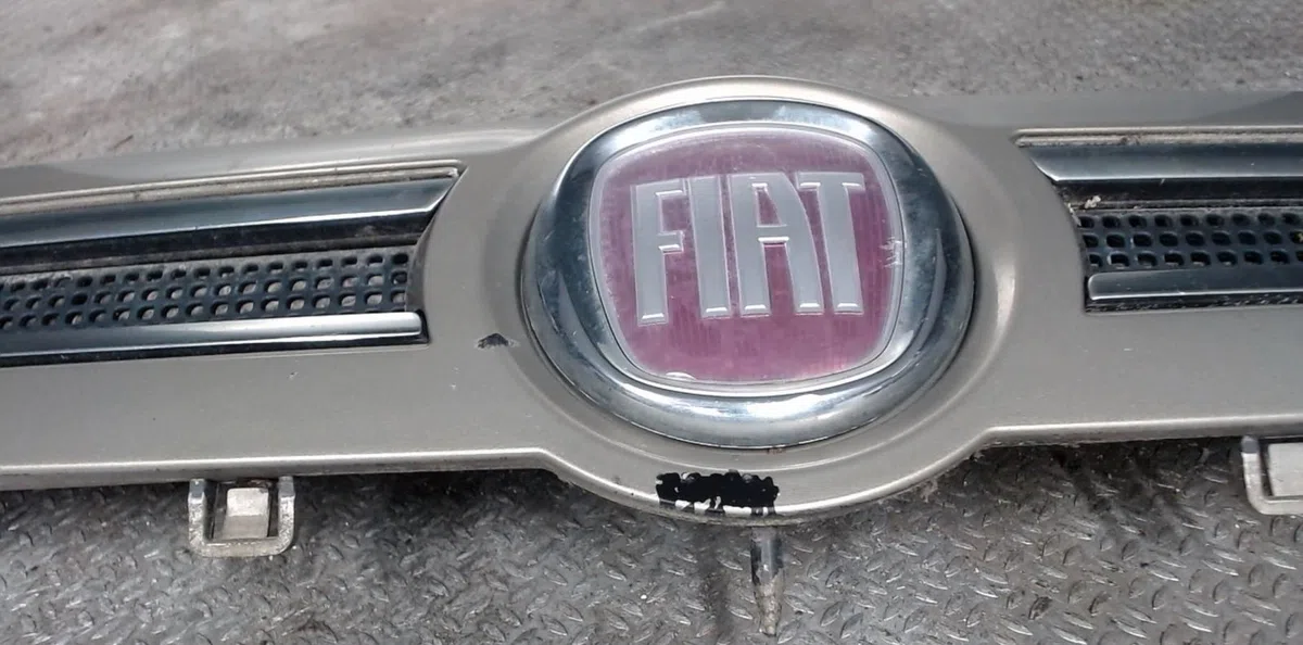 Calandre FIAT PANDA 2  PANDA 2 PHASE 2 occasion — photo 3