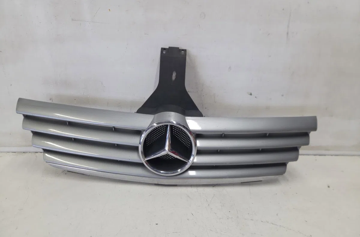 Calandre MERCEDES CLASSE C 203 COUPE SPORT PHASE 1 occasion — photo 2