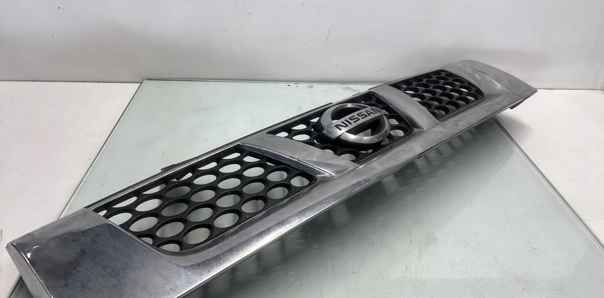 Calandre NISSAN PICK-UP 3 PHASE 2 occasion — photo 4