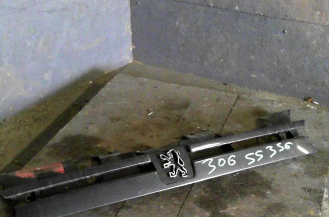 Calandre Peugeot 306 3-5 portes (7A, 7C, N3, N5) 1.9 dt (1993-2001) occasion — photo 2