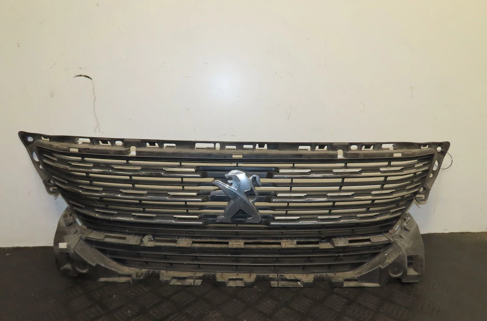 Calandre Peugeot 5008 II (MC_, MJ_, MR_, M4_) 1.6 bluehdi 120 (2016) occasion