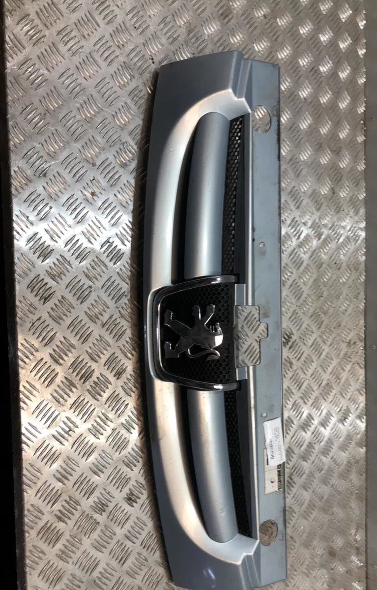 Calandre PEUGEOT PARTNER 1 PHASE 2 occasion — photo 4