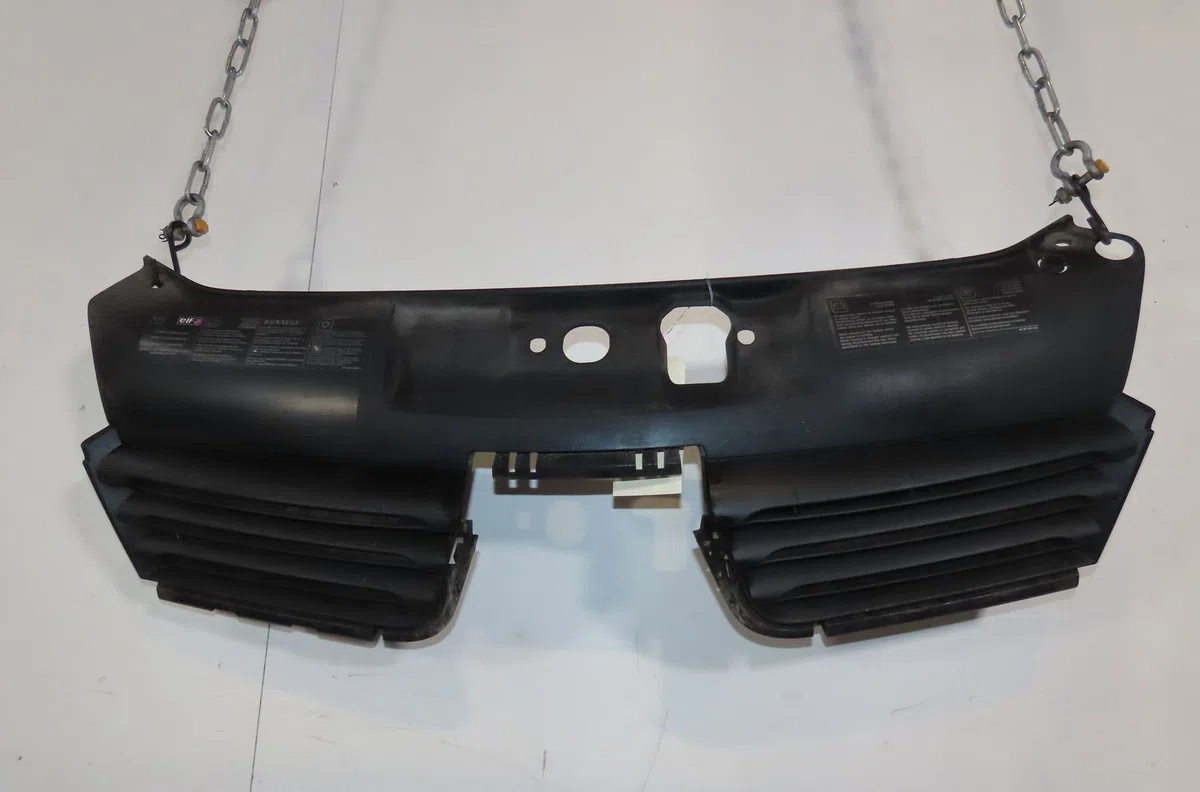 Calandre Renault CLIO II (BB_, CB_) 1.2 16v (bb05, bb0w, bb11, bb27, bb2t, bb2u, bb2v, cb05,... (2001-2016) 3 portes occasion — photo 2