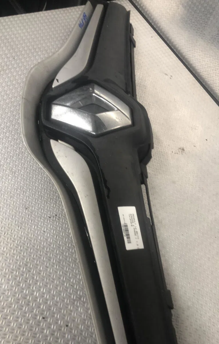 Calandre Renault KANGOO Express (FW0-1_) 1.5 dci 90 (fw0g, fw05, fw08, fw11) (2009) 4 portes occasion — photo 4