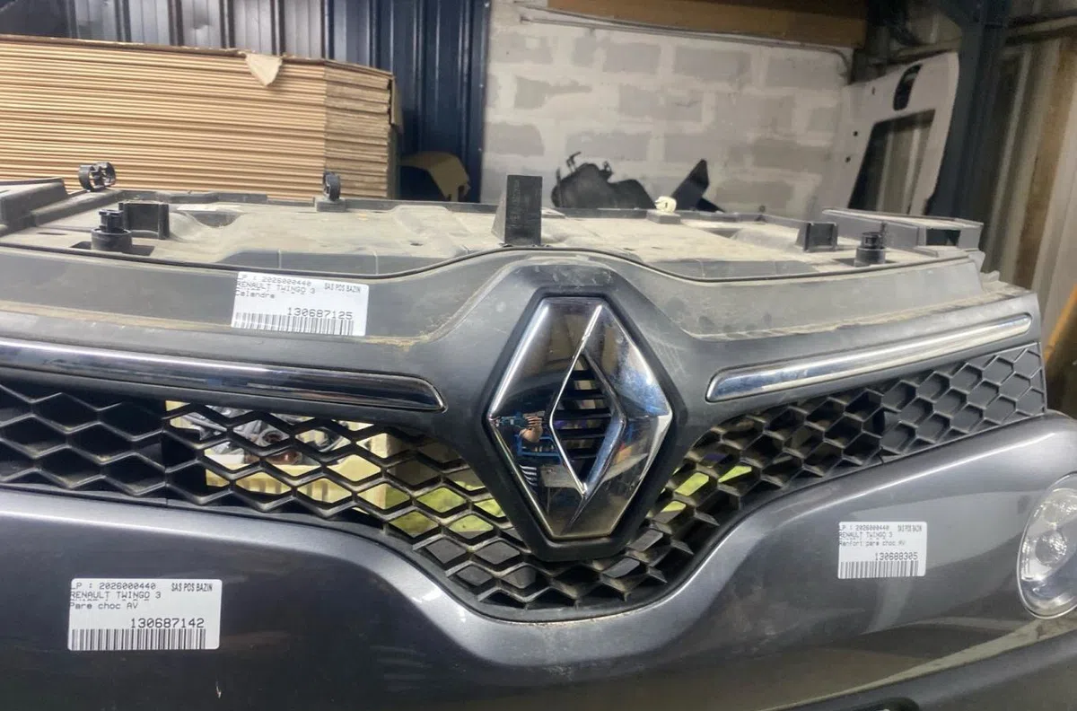 Calandre RENAULT TWINGO 3 PHASE 1 occasion — photo 3