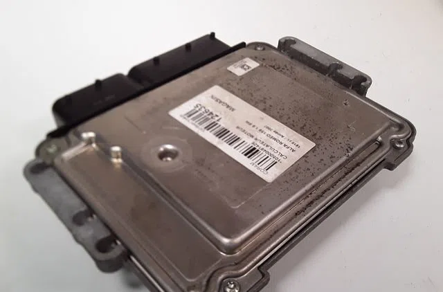 Calculateur moteur Alfa romeo 159 Sportwagon (939_) 1.9 jtdm 16v (939bxc1b, 939bxc12) (2006-2011) occasion — photo 2