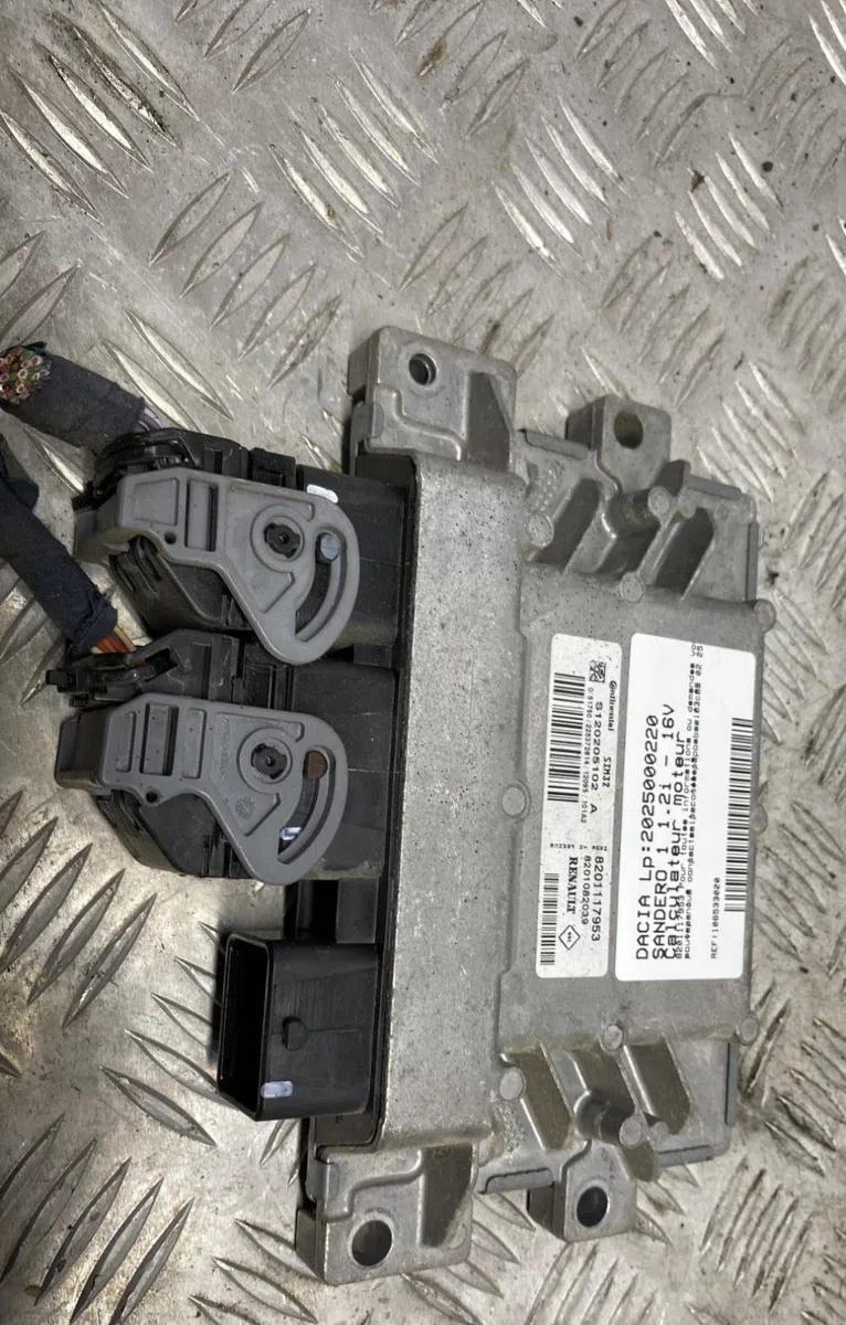 Calculateur moteur DACIA SANDERO 1 occasion — photo 3