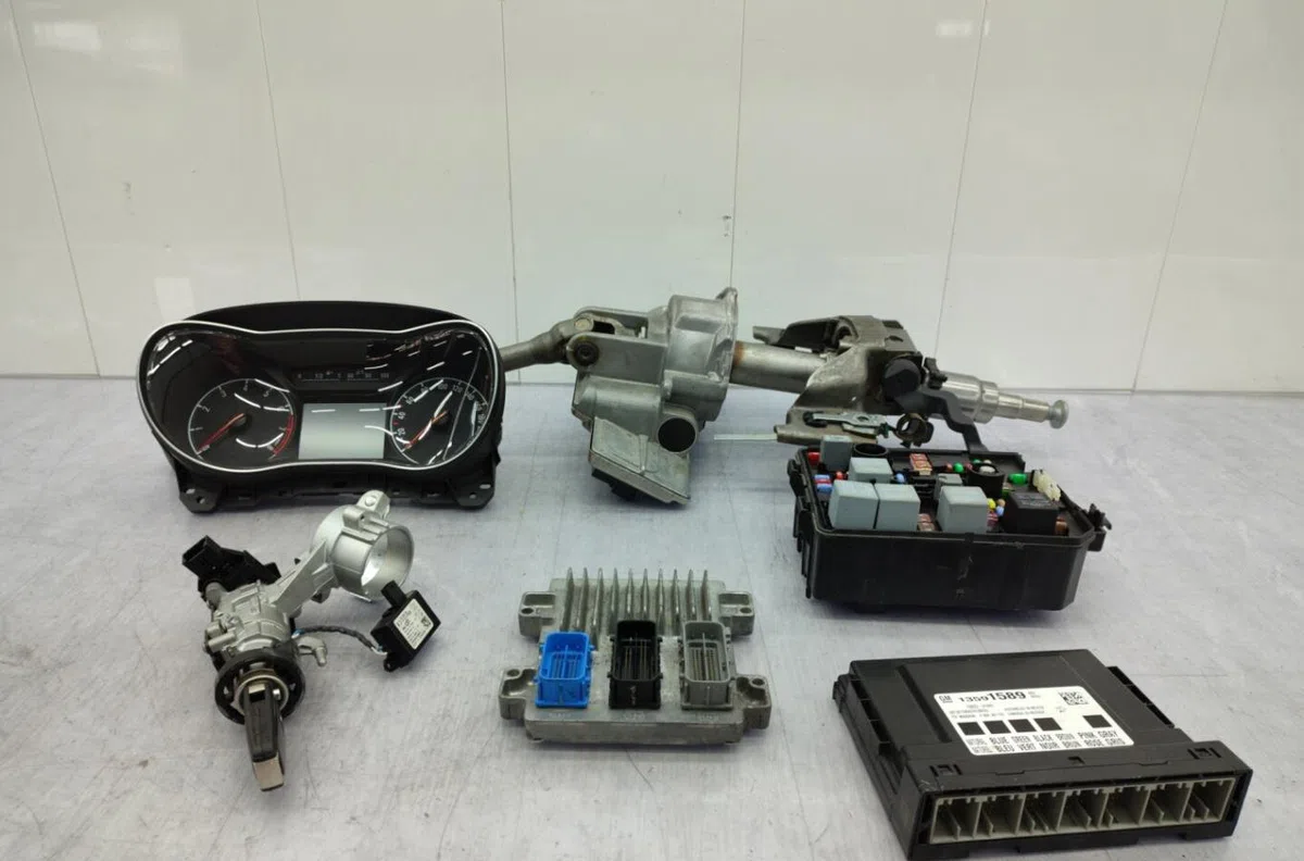 Calculateur moteur OPEL CORSA E occasion — photo 2