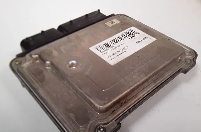 Calculateur moteur Opel VECTRA C GTS (Z02) 1.9 cdti (f68) (2004-2009) occasion — photo 2