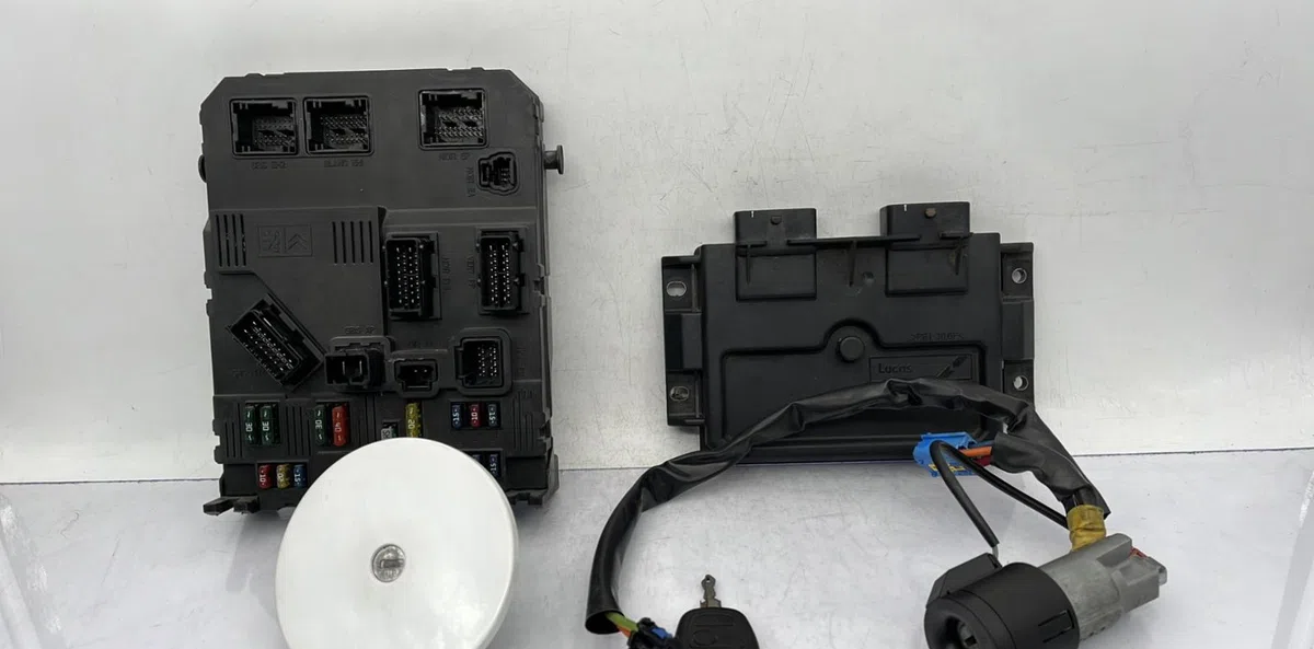 Calculateur moteur PEUGEOT 206 PHASE 1 occasion — photo 2