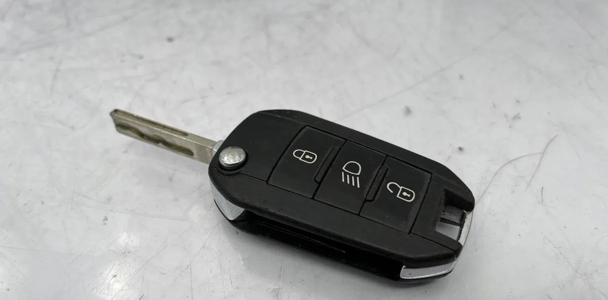 Calculateur moteur PEUGEOT 208 1 PHASE 1 occasion — photo 3