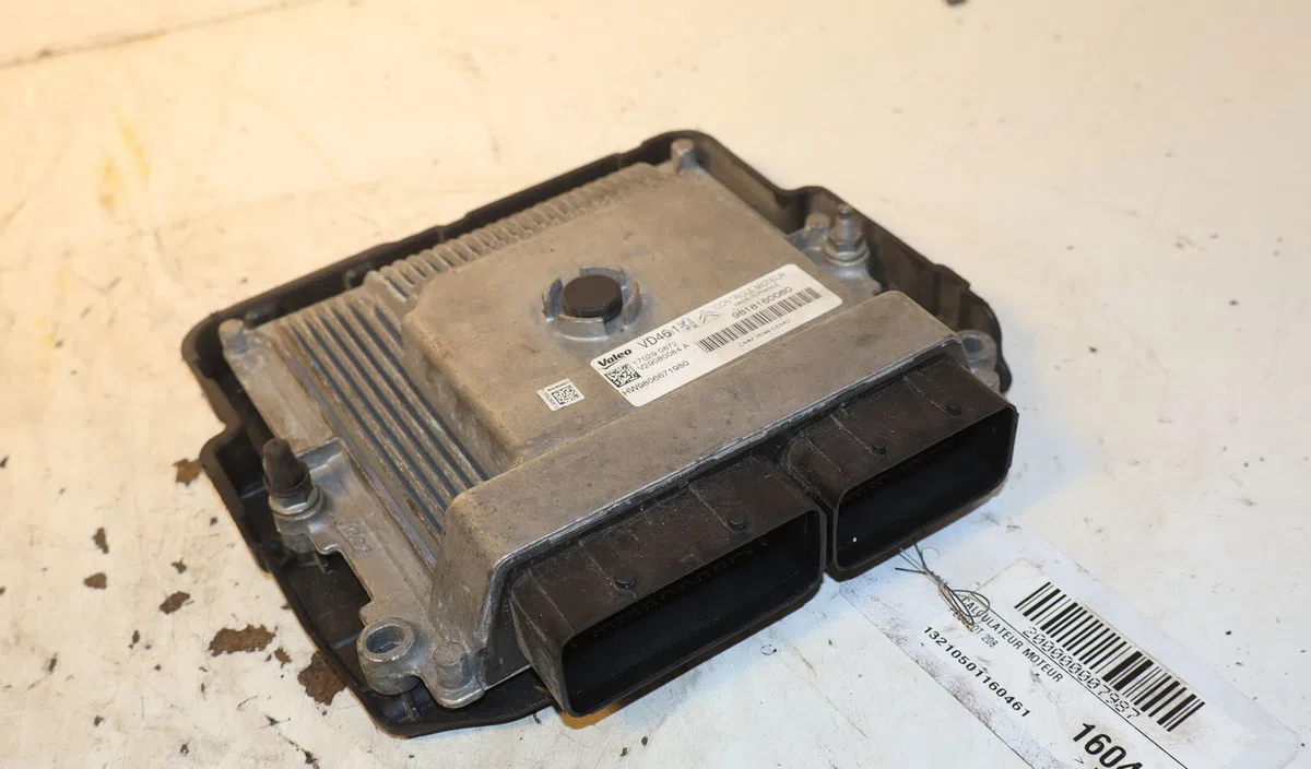 Calculateur moteur Peugeot 208 I (CA_, CC_) 1.2 thp 110 (2013) occasion — photo 2