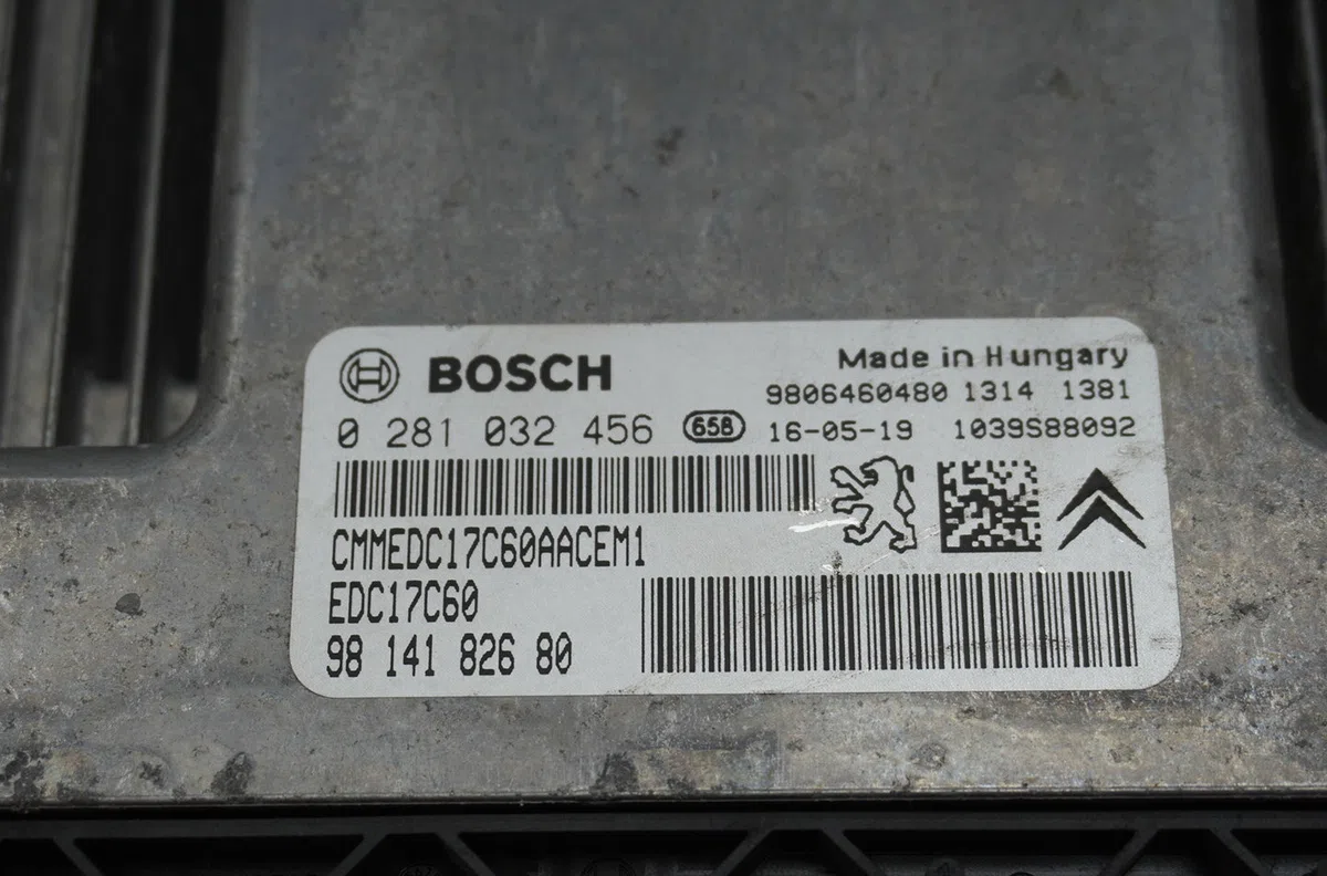 Calculateur moteur Peugeot 208 I (CA_, CC_) 1.6 bluehdi 100 (2015) 5 portes occasion — photo 2