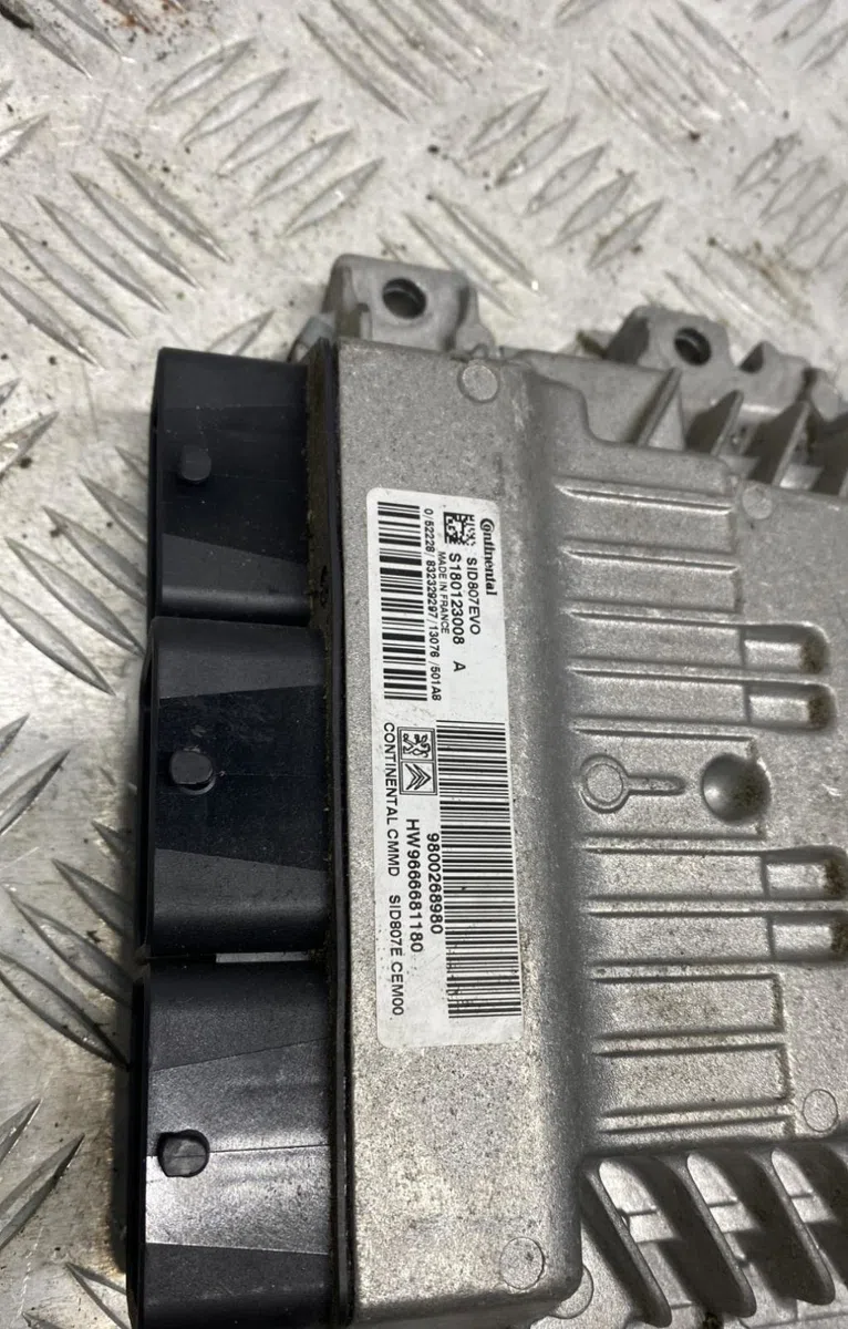 Calculateur moteur PEUGEOT 3008 1 PHASE 1 occasion — photo 3