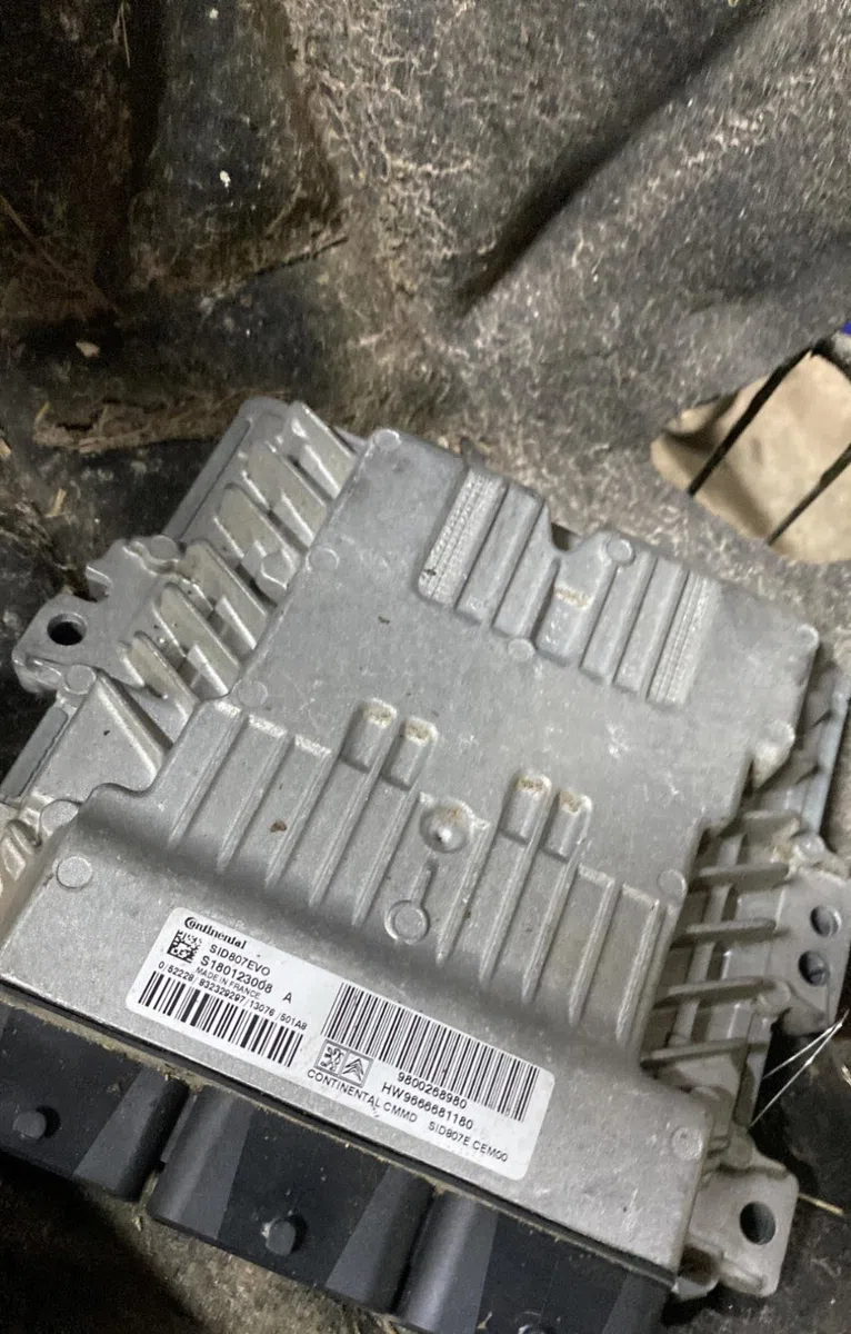 Calculateur moteur PEUGEOT 3008 1 PHASE 1 occasion — photo 4