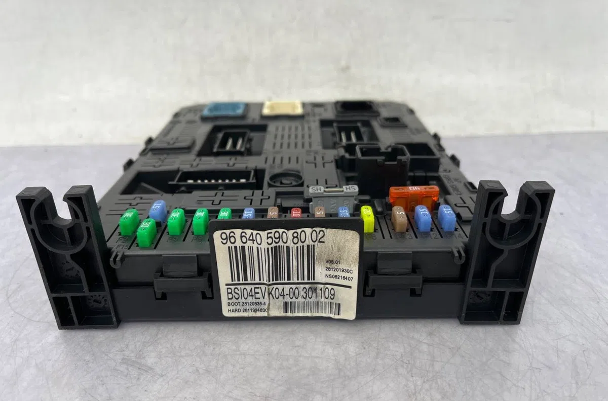 Calculateur moteur PEUGEOT 3008 1 PHASE 1 occasion — photo 3