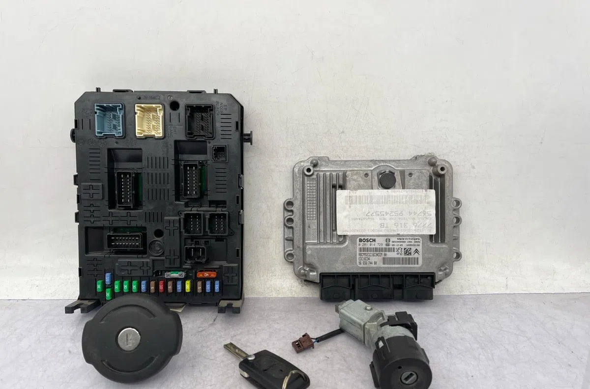 Calculateur moteur PEUGEOT 3008 1 PHASE 1 occasion — photo 4
