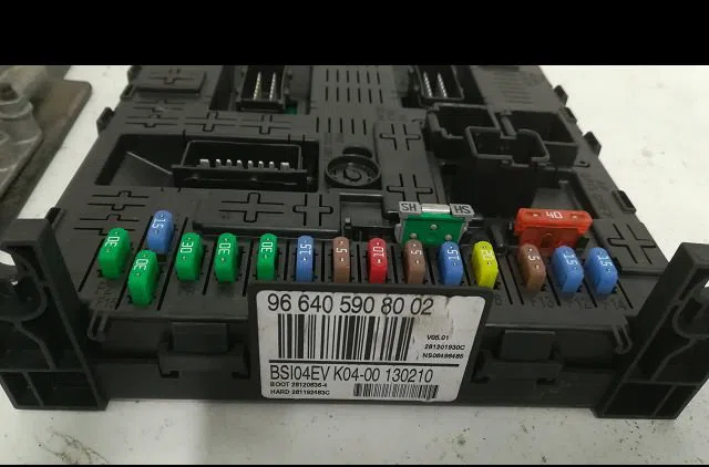 Calculateur moteur Peugeot 3008 Monospace (0U_) 1.6 hdi (2009-2016) 5 portes occasion — photo 2