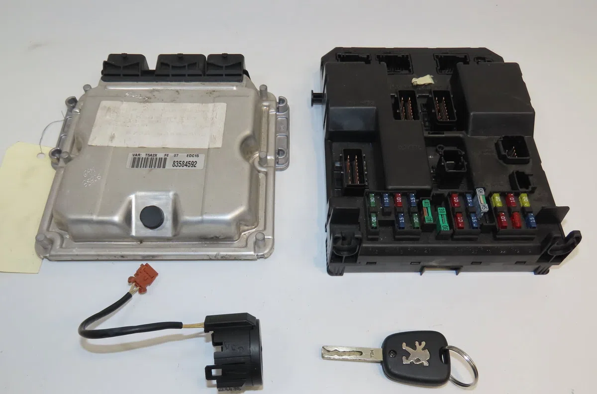 Calculateur moteur Peugeot 307 (3A-C) 2.0 hdi 90 (2000-2007) 5 portes occasion — photo 2