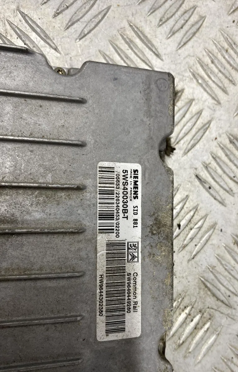 Calculateur moteur PEUGEOT 307 PHASE 1 BREAK occasion — photo 4