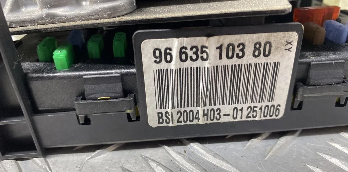 Calculateur moteur PEUGEOT 307 PHASE 2 occasion — photo 4
