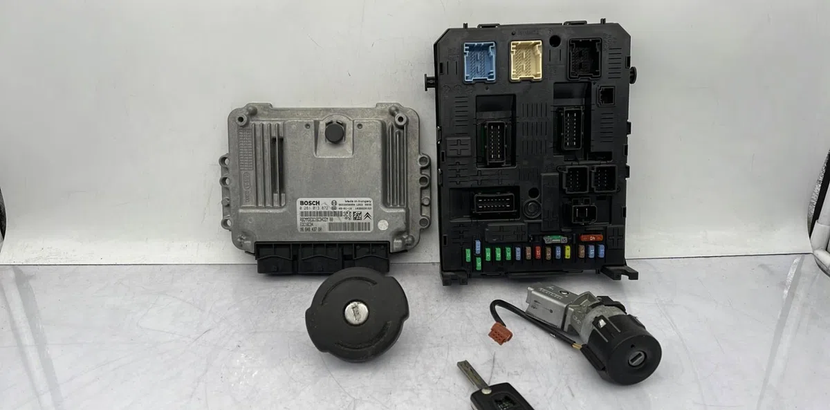 Calculateur moteur PEUGEOT 308 1 PHASE 1 occasion — photo 2