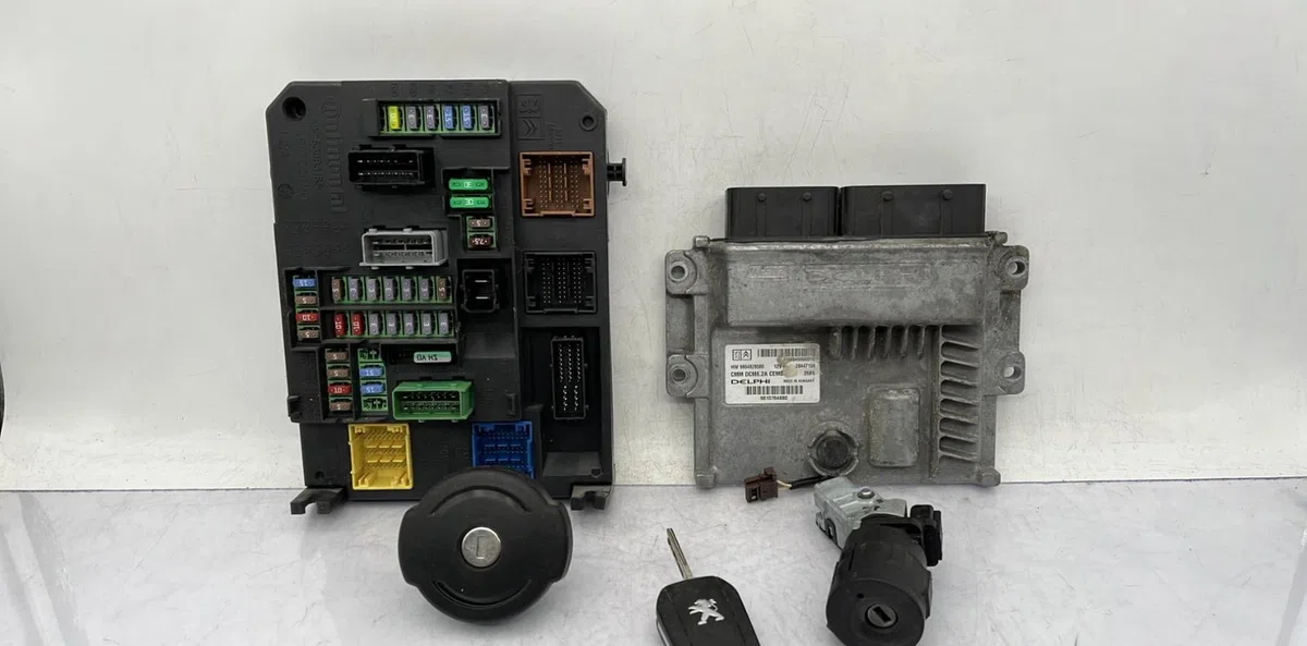 Calculateur moteur PEUGEOT 308 2 SW PHASE 1 BREAK occasion — photo 2