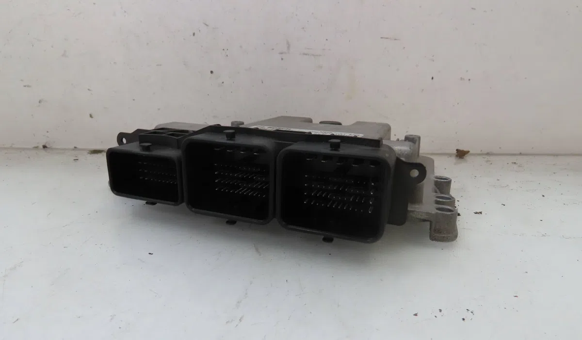 Calculateur moteur PEUGEOT 308 2012 occasion — photo 2