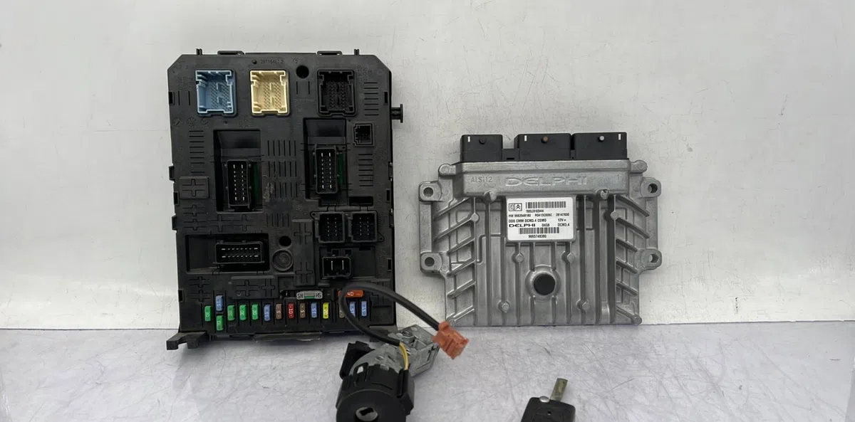 Calculateur moteur PEUGEOT 407 PHASE 1 BREAK occasion — photo 2