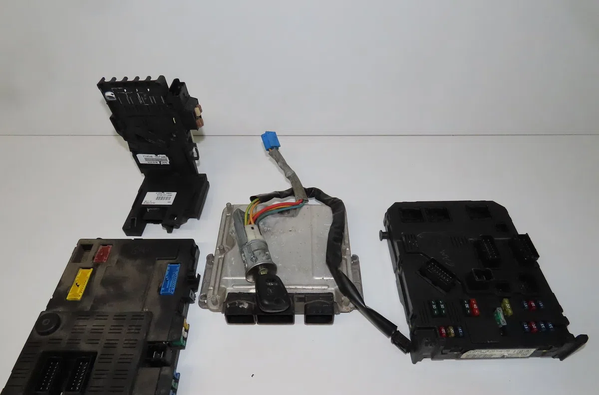 Calculateur moteur Peugeot 5008 (0U_, 0E_) 1.6 hdi (2010-2017) occasion — photo 2