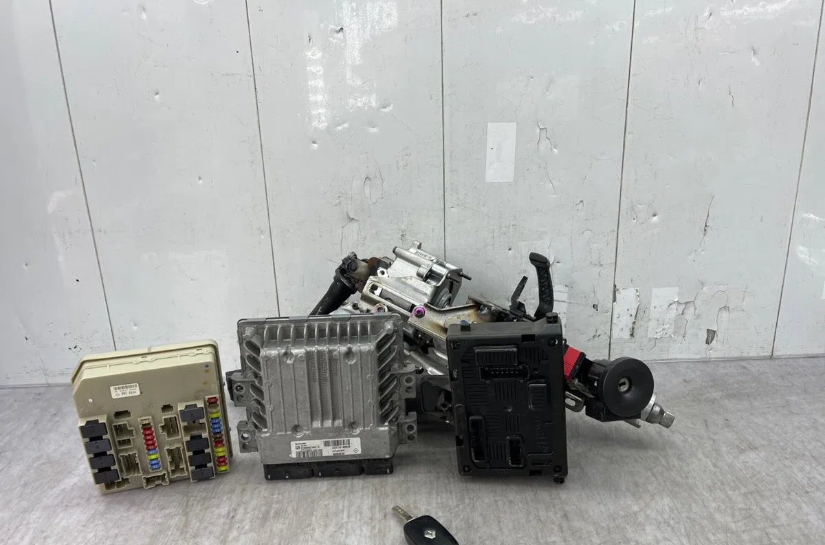 Calculateur moteur RENAULT CLIO 3 PHASE 2 occasion — photo 2