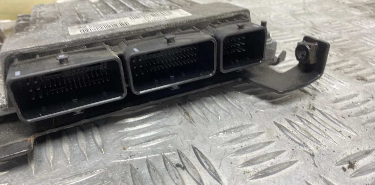 Calculateur moteur RENAULT LAGUNA 3 PHASE 1 occasion — photo 3