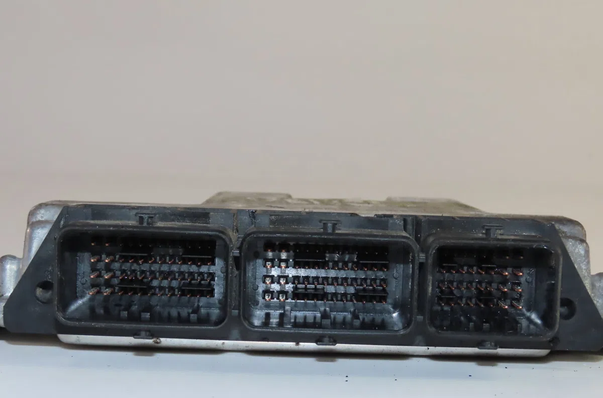 Calculateur moteur Renault SCÉNIC III (JZ0-1_) 1.9 dci (jz0j, jz1j, jz1k, jz1s) (2009) occasion — photo 3