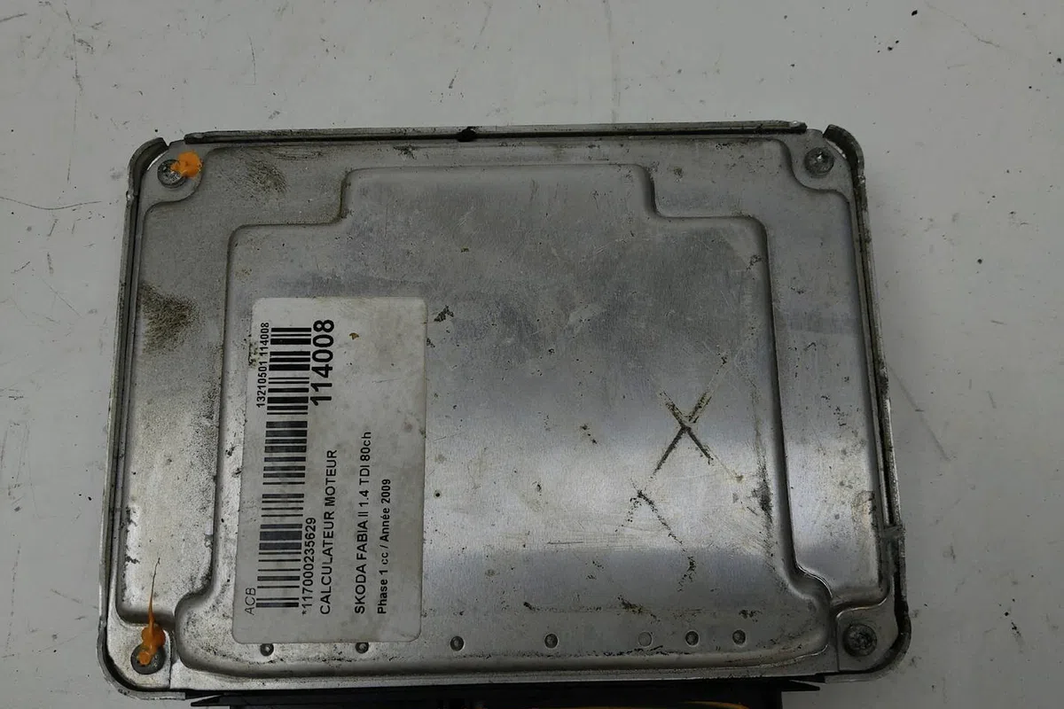 Calculateur moteur Skoda FABIA II Combi (545) 1.4 tdi (2007-2010) occasion — photo 2