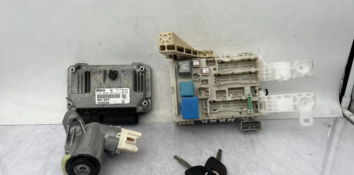 Calculateur moteur TOYOTA YARIS 2 PHASE 1 occasion — photo 2
