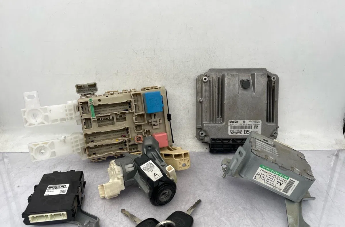 Calculateur moteur TOYOTA YARIS 2 PHASE 2 occasion — photo 3