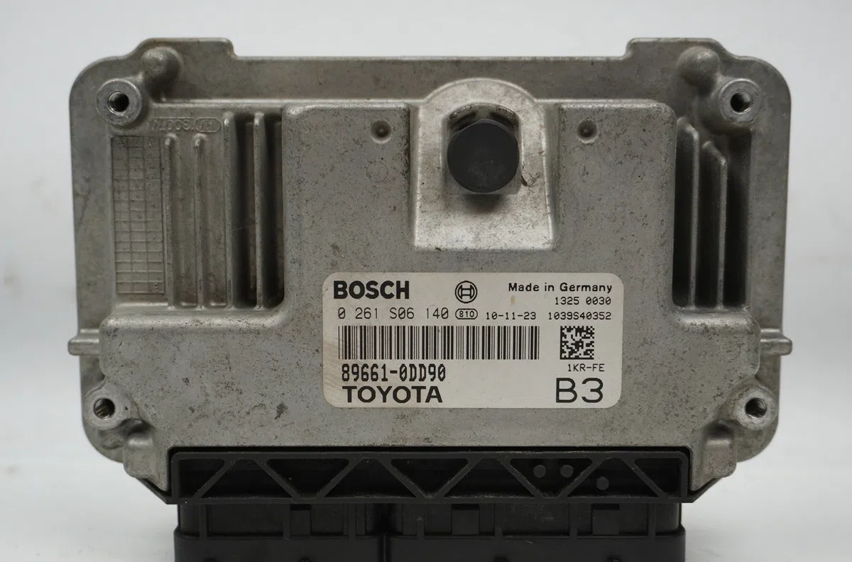 Calculateur moteur Toyota YARIS (_P9_) 1.0 vvt-i (ksp90_) (2005-2011) 5 portes occasion — photo 2
