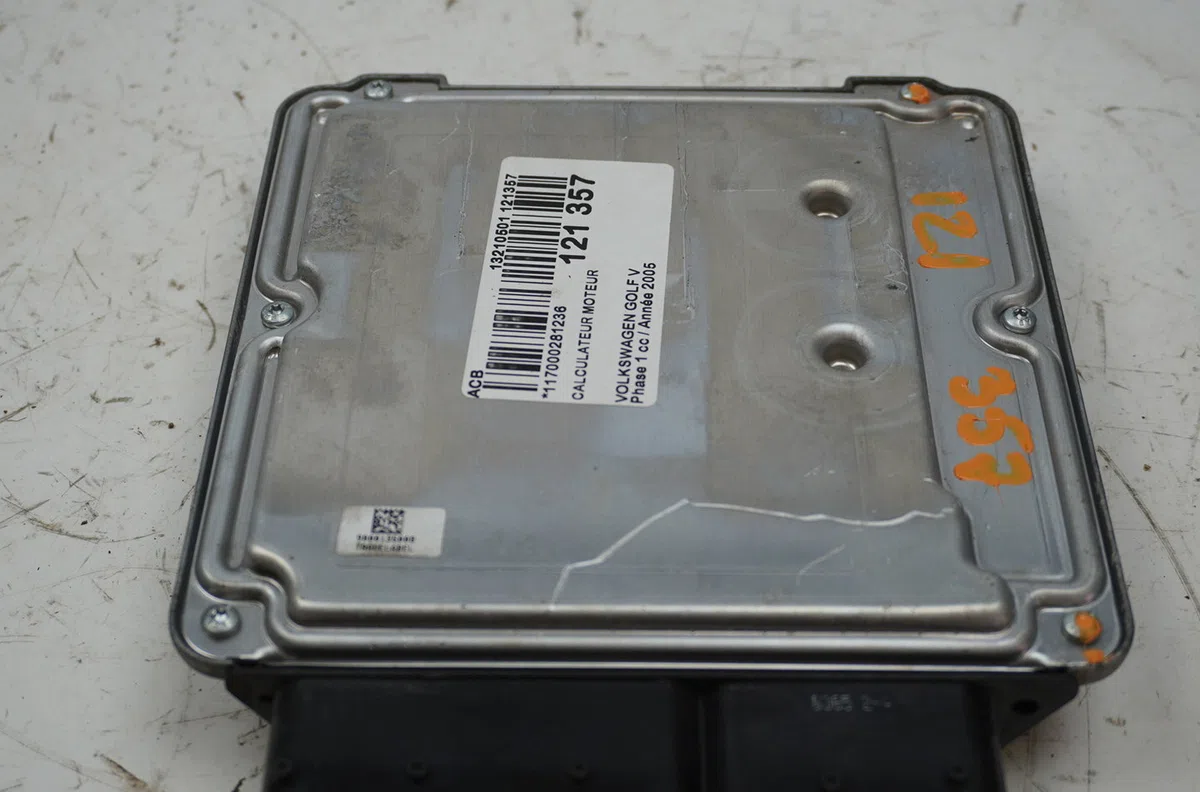 Calculateur moteur Volkswagen GOLF V (1K1) 1.9 tdi (2003-2008) 5 portes occasion — photo 3
