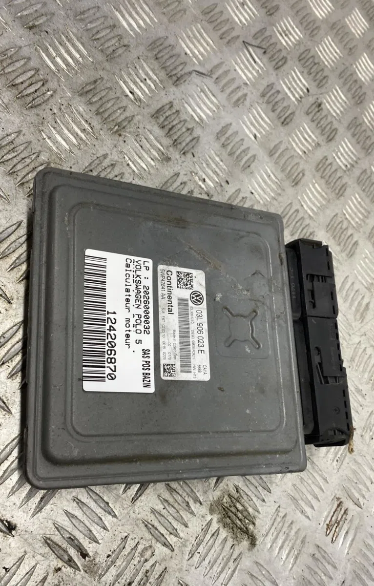 Calculateur moteur VOLKSWAGEN POLO 5 PHASE 1 occasion — photo 2