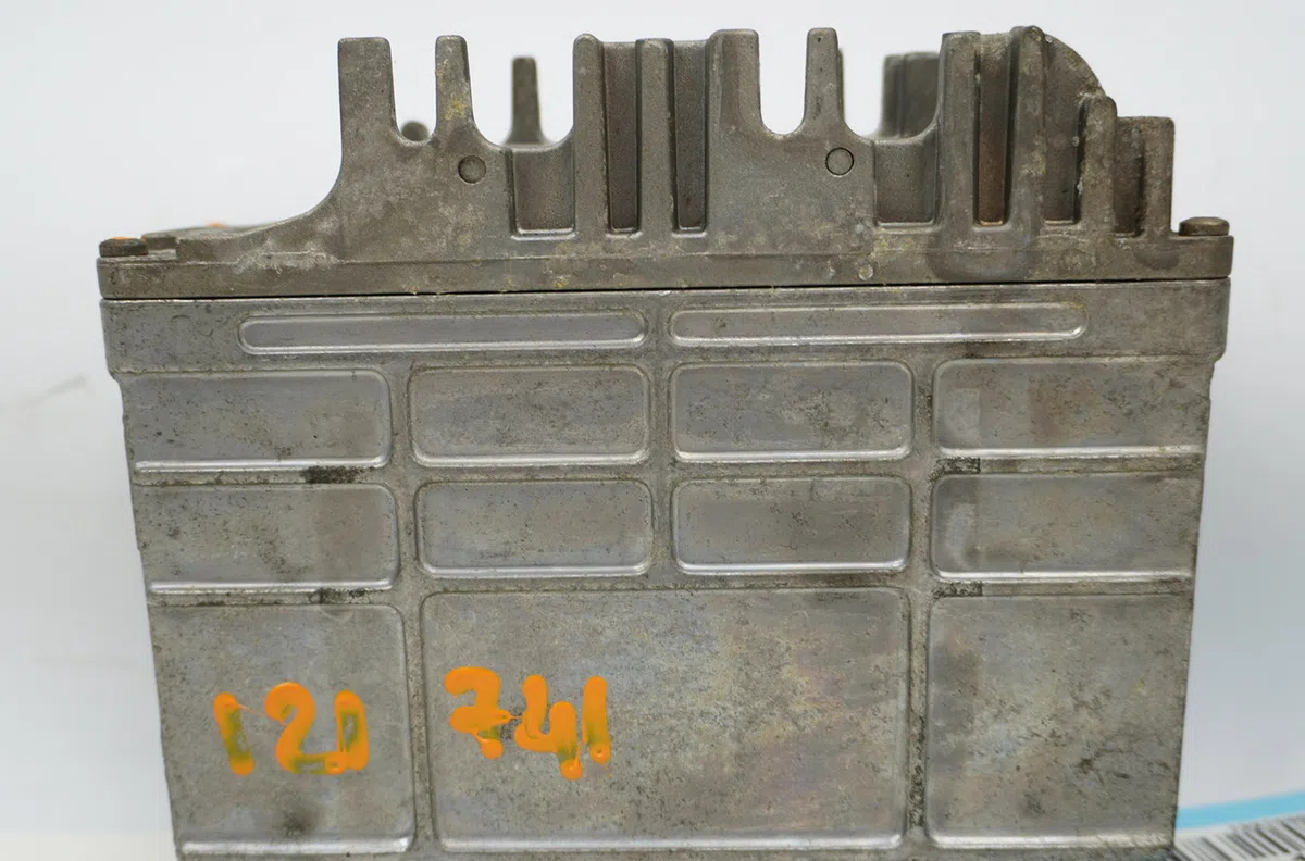 Calculateur moteur Volkswagen POLO (6N2) 1.4 (1999-2001) 5 portes occasion — photo 4